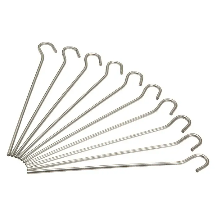 Stabilit Zelthering - 24 cm, 10 Stk. - Neun glänzende, silberfarbene Grillspieße mit Haken zum Aufspießen von Speisen, die zum Grillen oder Braten im Freien geeignet sind.