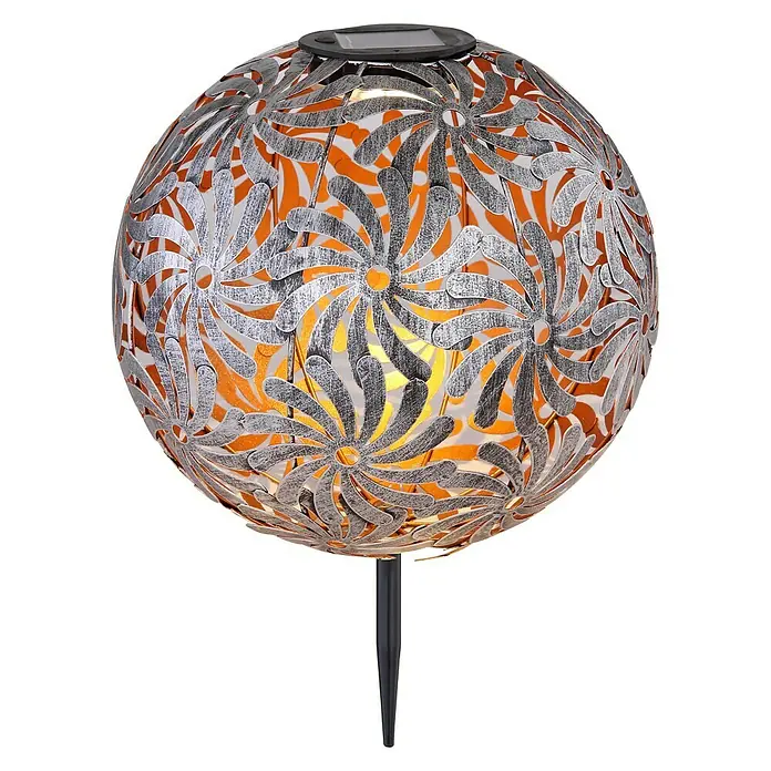 Solar-Dekoleuchte Kugel Blumen - 0,06 W, Silbergrau, IP44 - Nahaufnahme einer dekorativen Solarleuchte in Kugelform mit floralem Muster und Erdspieß.