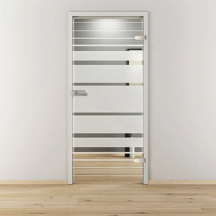 Diamond Doors Glasdrehtür Lines Flowing - 834 x 1.972 mm, DIN Rechts, Einscheibensicherheitsglas (ESG), Studio 2-teilig - Ein elegantes, rahmenloses Glastürdesign mit horizontalen Streifen in einer hellen, modernen Inneneinrichtung.