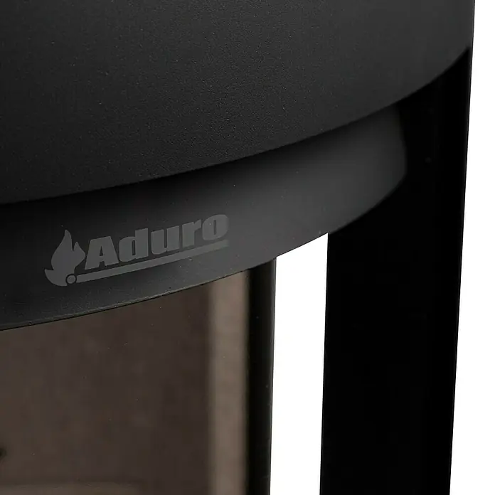 Aduro Kaminofen 22 - 5,5 kW, Raumheizvermögen: 340 m³, Material Verkleidung: Stahl, Schwarz - Nahaufnahme eines Aduro-Holzofens mit dem Firmenlogo, das ein stilisiertes Flammensymbol zeigt. Das Produkt besticht durch seine hochwertige Verarbeitung.