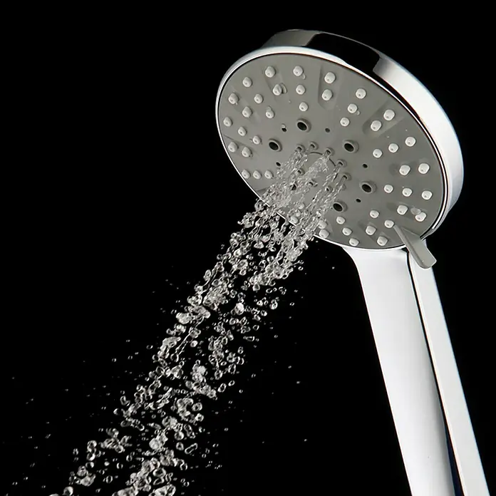 Mixomat Handbrause SpitterAnzahl Funktionen: 3 Stk., Chrom - Nahaufnahme eines verchromten Duschkopfs, aus dem Wasserstrahlen sprudeln, vor einem schwarzen Hintergrund.