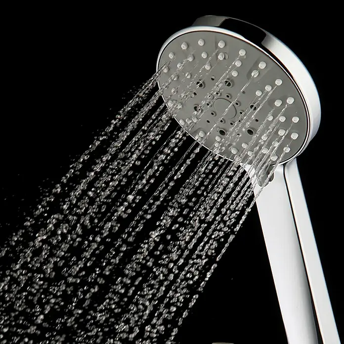 Mixomat Handbrause Spitter - Anzahl Funktionen: 3 Stk., Chrom - Nahaufnahme eines verchromten Duschkopfs, aus dem Wasserstrahlen sprühen, vor einem schwarzen Hintergrund. Das elegante Design sorgt für ein luxuriöses Duscherlebnis.