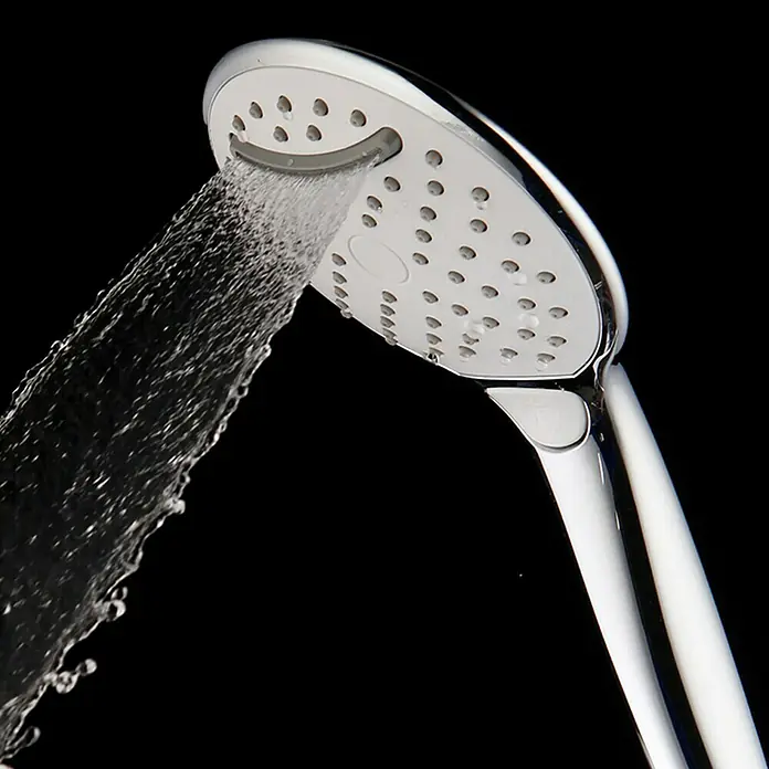 Camargue Handbrause BabskoAnzahl Funktionen: 3 Stk., Weiß/Chrom - Nahaufnahme eines verchromten Duschkopfes mit Wasserstrahl vor schwarzem Hintergrund.