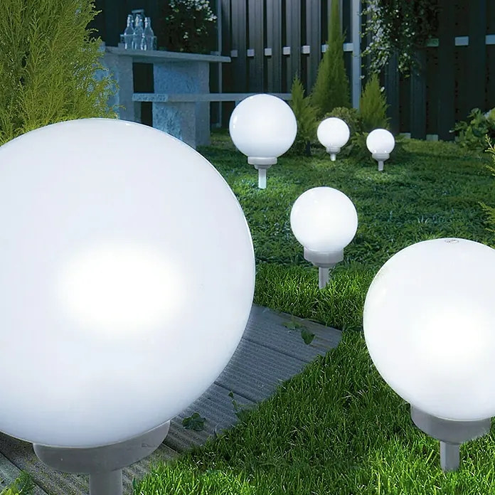 BAUHAUS Solar-Dekoleuchte Fara - Durchmesser: 25 cm, Höhe: 67,7 cm, LED - Gartenleuchten: Eine malerische Beleuchtung mit kugelförmigen Lampen in einem üppigen Garten, die eine warme und einladende Atmosphäre schafft.