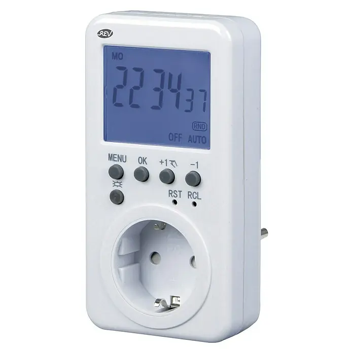 REV Wochen-Zeitschaltuhr - Elektronisch, Weiß - Abbildung einer REV Zeitschaltuhr mit Digitalanzeige, Tasten und Steckdose für die präzise Steuerung elektronischer Geräte.