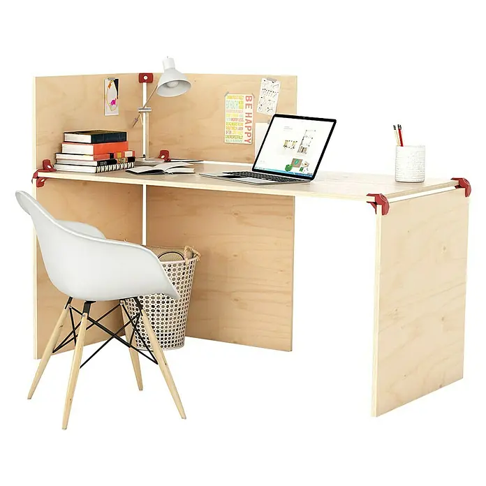 Playwood Sistema de unión - Ángulo: 105 °, Rojo tráfico, 4 ud. - Escritorio de madera clara con accesorios rojos, combinado con silla blanca y lámpara, creando un espacio de trabajo funcional. El escritorio ofrece almacenaje y superficie de trabajo.