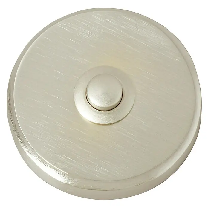 Heidemann Klingeltaster Wien - Drahtgebunden, Silber, Messing, Ø x L: 64 x 12 mm - Nahaufnahme einer runden Türklingel aus gebürstetem Nickel mit einem Knopf in der Mitte, die ein elegantes und modernes Design aufweist.