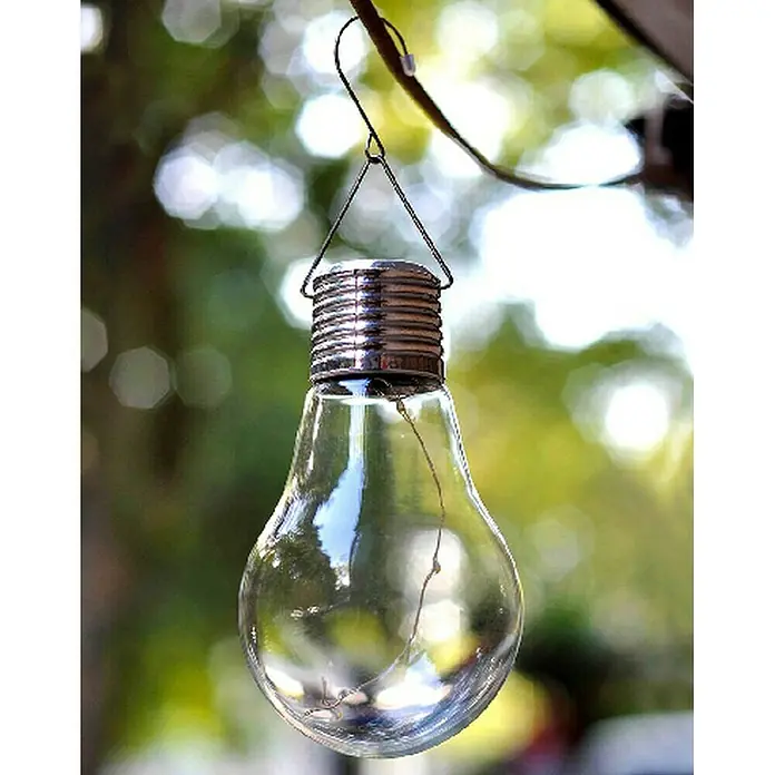 BAUHAUS Solar-Dekoleuchte Bulb - 0,05 W, Transparent, IP44 - Hängende Solar-Glühbirne mit filigranen Details, ideal für stimmungsvolle Beleuchtung im Garten oder auf der Terrasse.