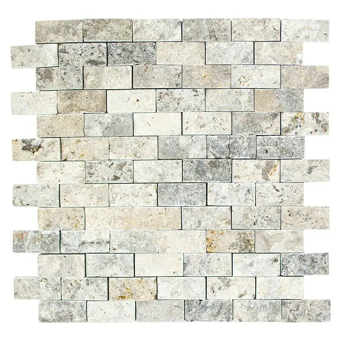 Mosaikfliese Brick Splitface X3D 47248 - 30,5 x 29 cm, Silber, Matt - Nahaufnahme von rechteckigen Travertinmosaikfliesen mit grauen und beigen Farbtönen, die eine natürliche und elegante Textur zeigen.
