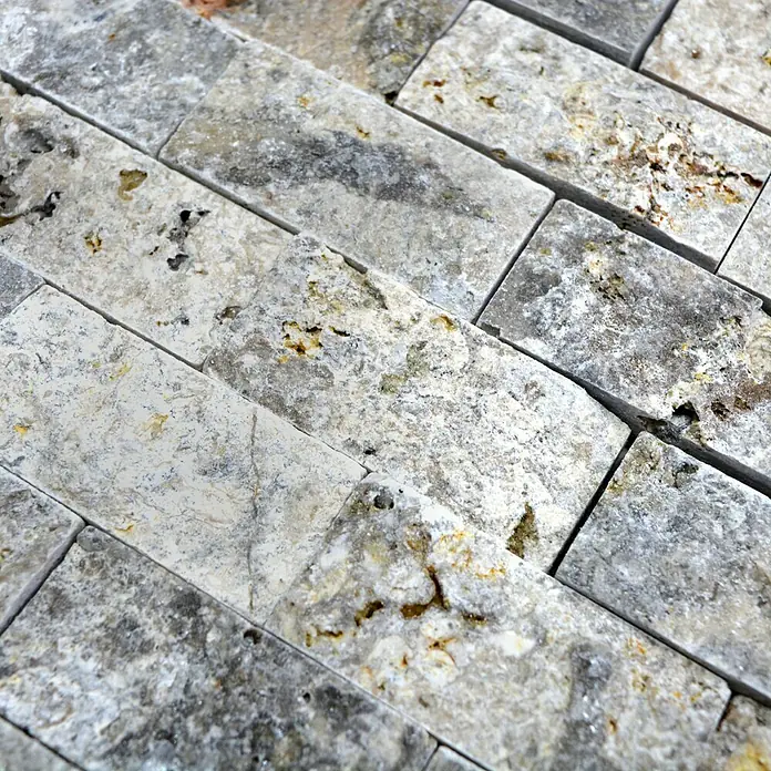 Mosaikfliese Brick Splitface X3D 47248 - 30,5 x 29 cm, Silber, Matt - Nahaufnahme von dekorativen Wandfliesen in Grau- und Beigetönen, die ein natürliches Steinmuster zeigen. Perfekt für stilvolle Innenräume.
