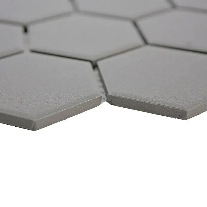 Mosaikfliese Hexagon Uni CU HX137 - 32,5 x 28,1 cm, Dunkelgrau, Matt - Nahaufnahme grauer, sechseckiger Fliesen, die ein modernes und stilvolles Design für Wand- und Bodengestaltung bieten.