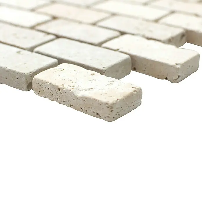 Mosaikfliese Brick Chiaro XNT 46234 - 30,5 x 30,5 cm, Beige, Matt - Nahaufnahme einer Reihe von beigen Travertin-Riemchen, die für ein elegantes Mosaikmuster angeordnet sind, ideal für stilvolle Wand- und Bodengestaltungen.