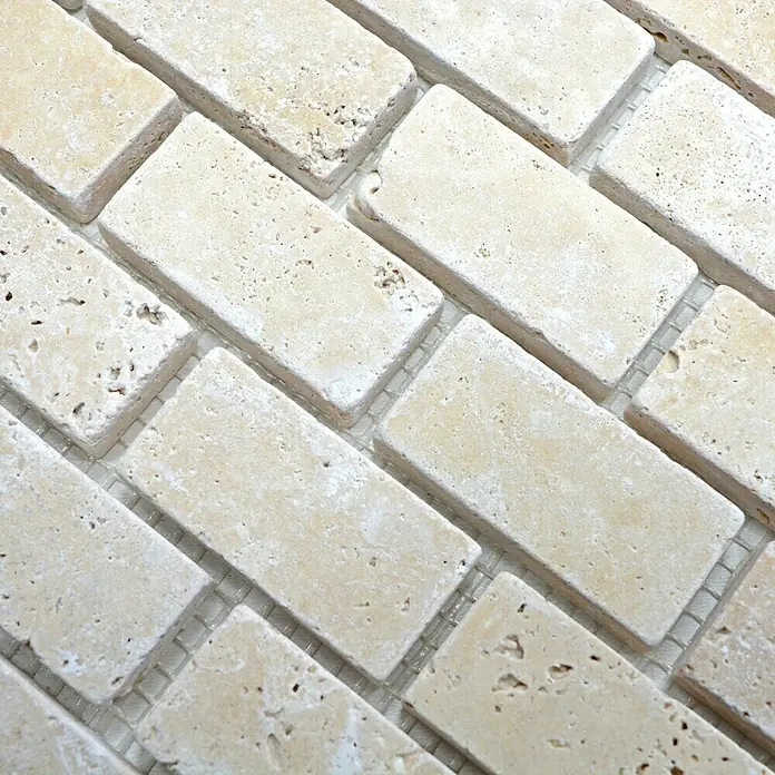 Mosaikfliese Brick Chiaro XNT 46234 - 30,5 x 30,5 cm, Beige, Matt - Nahaufnahme von beigen Travertin-Fliesen, die ein elegantes und natürliches Muster für Innenräume schaffen.
