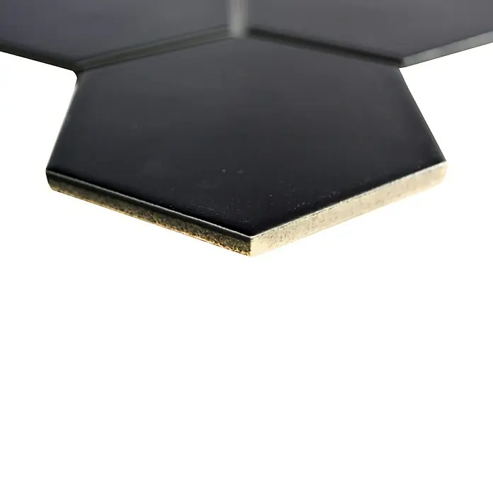 Mosaikfliese Hexagon Uni HX 115 - 25,6 x 29,55 cm, Schwarz, Matt - Nahaufnahme einer einzelnen schwarzen Hexagon-Fliese mit leicht abgerundeten Kanten, die ihre Tiefe und Beschaffenheit hervorhebt.