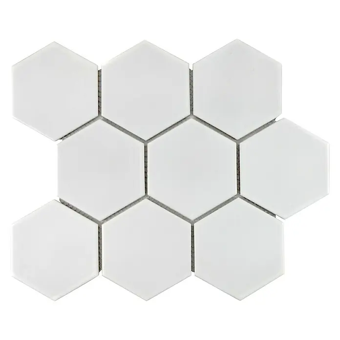 Mosaikfliese Hexagon Uni HX 105 - 25,6 x 29,55 cm, Weiß, Matt - Nahaufnahme von glänzend weißen, sechseckigen Keramikfliesen mit grauem Fugenmörtel, die ein modernes und sauberes Design präsentieren.