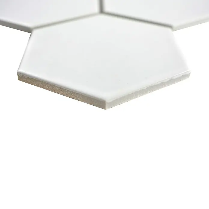 Mosaikfliese Hexagon Uni HX 105 - 25,6 x 29,55 cm, Weiß, Matt - Nahaufnahme einer weißen, sechseckigen Fliese, die sich ideal für moderne Badezimmer und Küchen eignet. Ihre glatte Oberfläche sorgt für Eleganz.