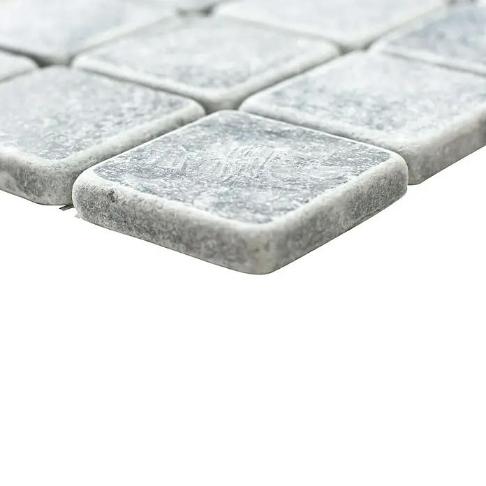 Mosaikfliese Quadrat Bardiglio XNT 40048 - 30,5 x 30,5 cm, Grau, Matt - Nahaufnahme von grauen Whiskey-Kühlsteinen. Perfekt für den Genuss gekühlter Getränke ohne Verwässerung, aus hochwertigem Speckstein gefertigt.