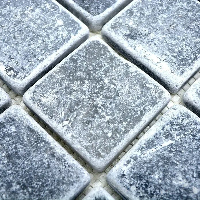 Mosaikfliese Quadrat Bardiglio XNT 40048 - 30,5 x 30,5 cm, Grau, Matt - Nahaufnahme von grauen quadratischen Mosaikfliesen mit weißen Sprenkeln, die ein elegantes und modernes Design für Innenräume bieten.
