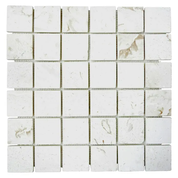Mosaikfliese Quadrat Lymra XNT 59048 - 30,5 x 30,5 cm, Beige/Weiß, Matt - Quadratische weiße Marmormosaikfliesen für Wand- und Bodengestaltung mit natürlicher Textur und elegantem Design.
