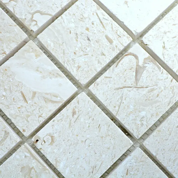 Mosaikfliese Quadrat Lymra XNT 59048 - 30,5 x 30,5 cm, Beige/Weiß, Matt - Nahaufnahme von beigen Marmorfliesen im quadratischen Mosaikmuster, ideal für Bad- oder Küchengestaltung.