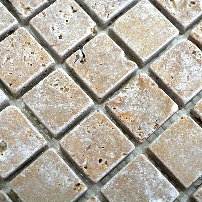 Mosaikfliese Quadrat Noce XNT 44023 - 30,5 x 30,5 cm, Beige/Braun, Matt - Nahaufnahme von Travertinmosaikfliesen, die eine natürliche Textur und Farbvariationen aufweisen, ideal für elegante Innenräume.