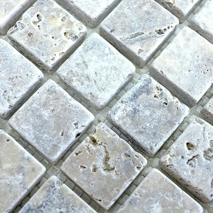 Mosaikfliese Quadrat XNT 4702330,5 x 30,5 cm, Silber, Matt - Nahaufnahme von quadratischen Travertin-Mosaikfliesen, die auf einem Netz montiert sind und eine natürliche, rustikale Textur aufweisen.