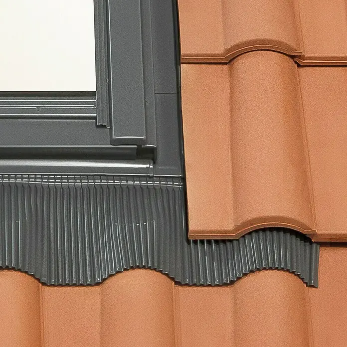 Solid Elements Eindeckrahmen Universal - 78 x 98 cm - Nahaufnahme von Dachziegeln und einem Dachfenster, das die Konstruktionsdetails des Daches zeigt.