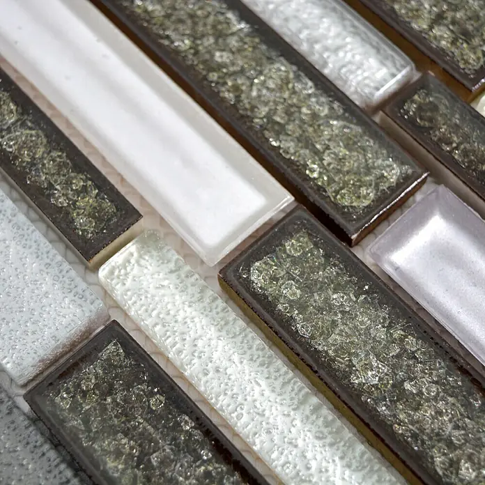 Mosaikfliese Verbund Crystal Mix ICE MV39 - 30 x 30 cm, Grau, Glänzend - Nahaufnahme von rechteckigen Mosaikfliesen in Weiß und Braun mit dekorativen Glaselementen, ideal für stilvolle Wandgestaltungen.