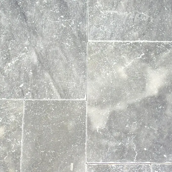Antikmarmorfliese Bardiglio Marble Römischer Verband - 6 Stk., Anthrazit, Matt - Nahaufnahme von quadratischen grauen Marmorfliesen, die ein elegantes und modernes Muster für Bodenbeläge oder Wandverkleidungen bilden.