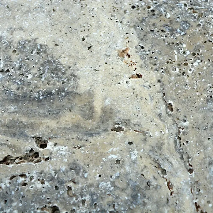 Antikmarmorfliese Travertin Silver - 30,5 x 30,5 cm, Silber, Matt - Nahaufnahme von strukturiertem Travertin, der seine poröse Beschaffenheit und natürlichen Farbtöne hervorhebt. Ideal für Texturen in Design.