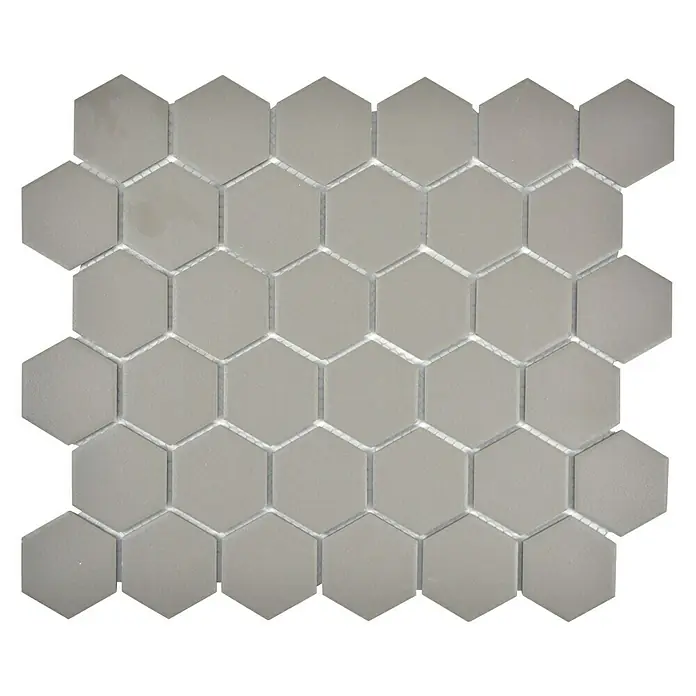 Mosaikfliese Hexagon Uni CU HX127 - 32,5 x 28,1 cm, Grau, Matt - Nahaufnahme eines Musters aus grauen, sechseckigen Mosaikfliesen, die auf einem Netz befestigt sind und ein modernes Design für Badezimmer oder Küchen darstellen.