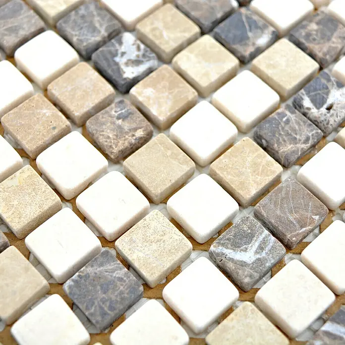 Mosaikfliese Quadrat Mix MOS 15/95 - 30,5 x 30,5 cm, Braun/Beige, Matt - Nahaufnahme eines Mosaiks aus quadratischen Marmorfliesen in verschiedenen Farbnuancen, die ein elegantes Muster bilden.