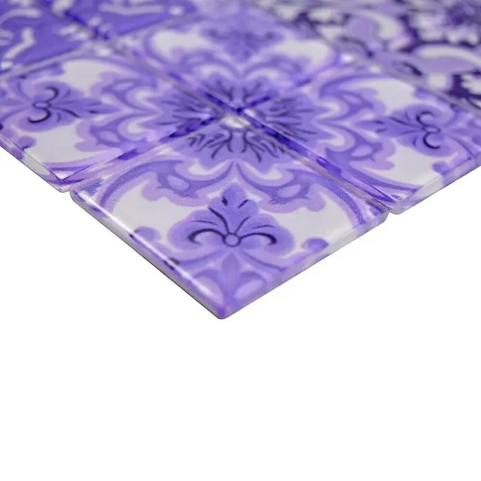 Mosaikfliese Quadrat Crystal CM ITALY - 30 x 30 cm, Lila, Glänzend - Nahaufnahme eines Musters aus violetten und weißen Keramikfliesen mit floralem Design, ideal für Bad oder Küche.