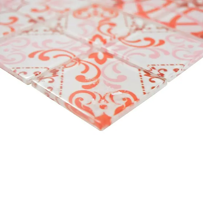 Mosaikfliese Quadrat Crystal CM SWISS30 x 30 cm, Weiß/Rot, Glänzend - Nahaufnahme eines Musters aus roten und rosa gemusterten Glasmosaikfliesen mit glänzender Oberfläche.