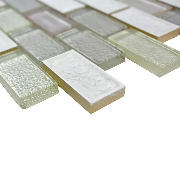 Mosaikfliese Crystal Mix ICE BR11 - 30 x 30 cm, Weiß, Glänzend - Nahaufnahme von rechteckigen Mosaikfliesen in verschiedenen Weiß- und Grautönen, die eine subtile und elegante Textur für die Wandgestaltung bieten.