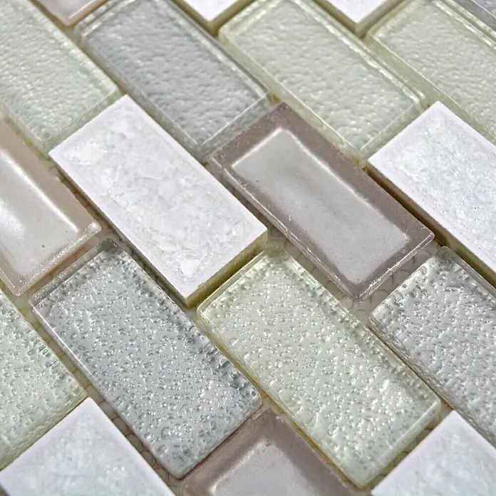 Mosaikfliese Crystal Mix ICE BR11 - 30 x 30 cm, Weiß, Glänzend - Nahaufnahme von rechteckigen Glasmosaikfliesen in neutralen Farbtönen, die ein subtiles und elegantes Design für die Wandgestaltung bieten.