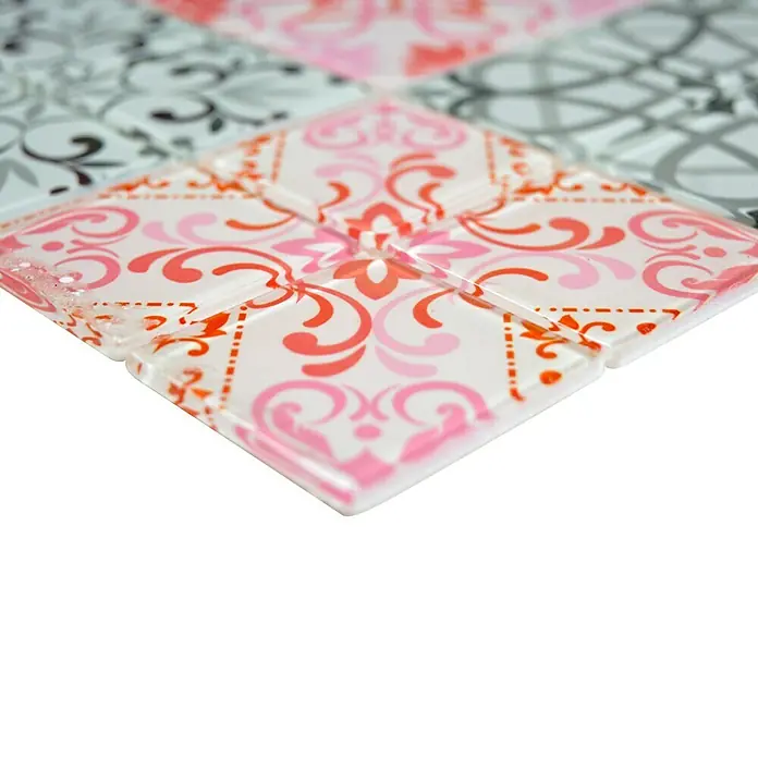 Mosaikfliese Quadrat Crystal CM FRANCE - 30 x 30 cm, Grau/Rot, Glänzend - Detailansicht einer dekorativen Fliesenmatte mit floralen Mustern in Rosa-, Rot- und Grautönen, ideal für die stilvolle Wandgestaltung im Innenbereich.