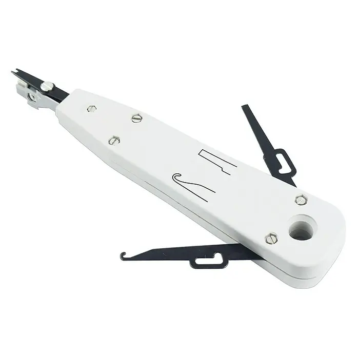 Schwaiger Anlegewerkzeug LSA PLUS - 125 x 20 x 70 mm - Nahaufnahme eines weißen Auflegewerkzeugs mit Metalleinsätzen und Schrauben auf schwarzem Hintergrund.