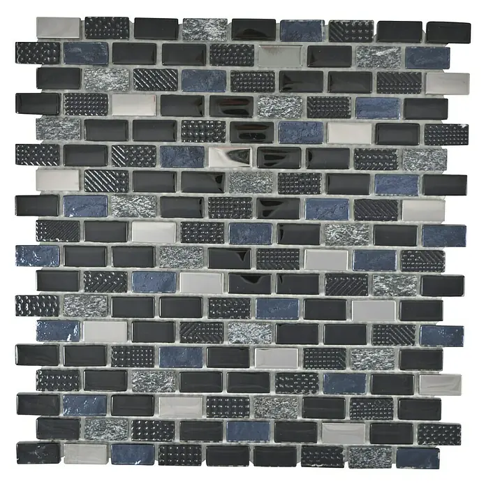 Mosaikfliese Brick Crystal Mix XCM B128 - 30 x 28,5 cm, Schwarz/Grau, Glänzend - Nahaufnahme eines Mosaiks aus rechteckigen Fliesen in Schwarz, Grau und Blau, die ein modernes und elegantes Design für Wand- und Bodendekoration bieten.