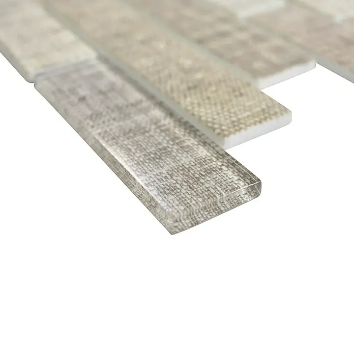 Mosaikfliese Brick Crystal Mix XCM BRV99 - 30 x 30 cm, Beige, Matt - Nahaufnahme von länglichen, gemusterten Mosaikfliesen in Grau- und Beigetönen, ideal für stilvolle Wand- und Bodenbeläge.