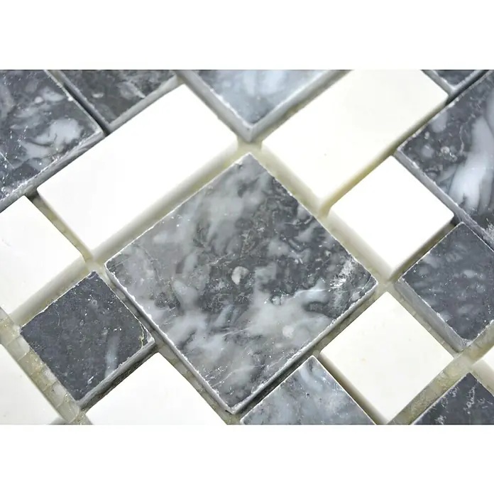 Mosaikfliese Mix XNM MC729 - 30,5 x 30,5 cm, Schwarz/Weiß, Glänzend - Nahaufnahme eines Mosaiks aus weißen und grauen Marmorfliesen, die ein geometrisches Muster bilden. Die Fliesen sind quadratisch und verleihen dem Design eine elegante Note.