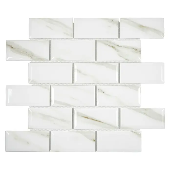 Mosaikfliese Metro Uni Calacatta CG MCT - 29,55 x 29,1 cm, Weiß, Glänzend - Muster von weißen, rechteckigen Marmorfliesen mit feinen goldenen Adern, die eine elegante und moderne Oberfläche für Innenräume bieten.