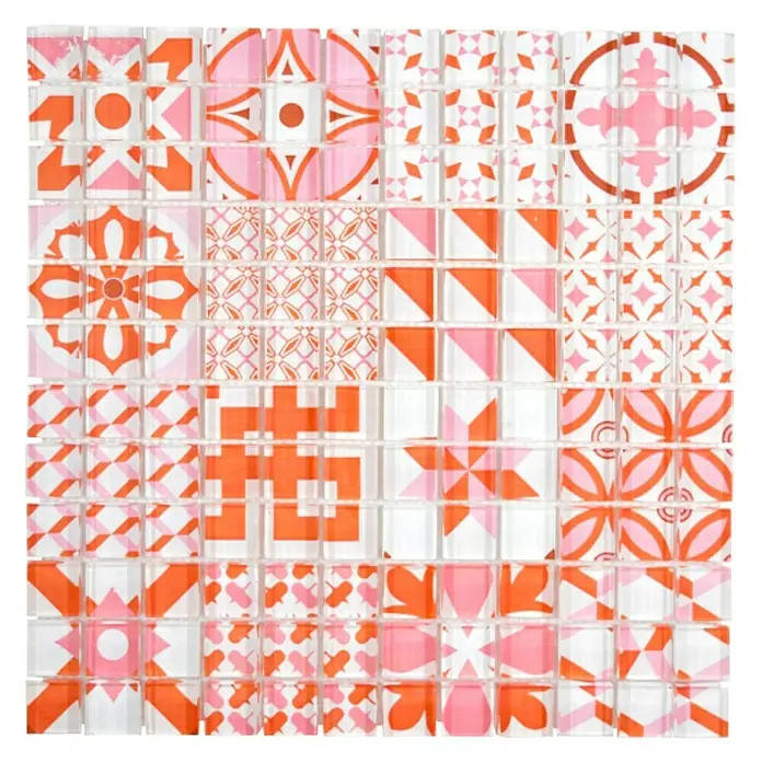 Mosaikfliese Quadrat Crystal XCM 8OP37 - 30 x 30 cm, Weiß/Rot, Glänzend - Nahaufnahme eines Mosaiks mit geometrischen Mustern in Rosa- und Orangetönen, das eine kreative und moderne Wandgestaltung ermöglicht.