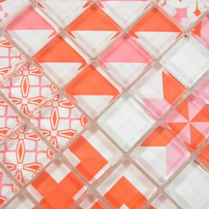 Mosaikfliese Quadrat Crystal XCM 8OP37 - 30 x 30 cm, Weiß/Rot, Glänzend - Nahaufnahme von quadratischen Glasmosaikfliesen in Weiß-, Rosa- und Korallentönen, die ein geometrisches Muster auf einer Oberfläche bilden.