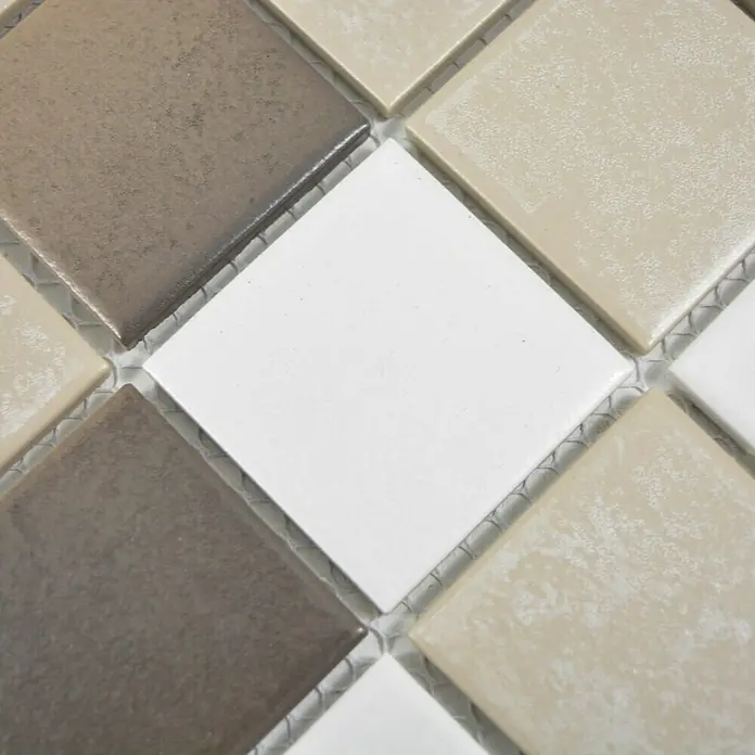 Mosaikfliese Quadrat Mix CD 218 - 30,6 x 30,6 cm, Braun/Weiß, Matt - Nahaufnahme von quadratischen Mosaikfliesen in verschiedenen Farben, die ein stilvolles und modernes Muster bilden.