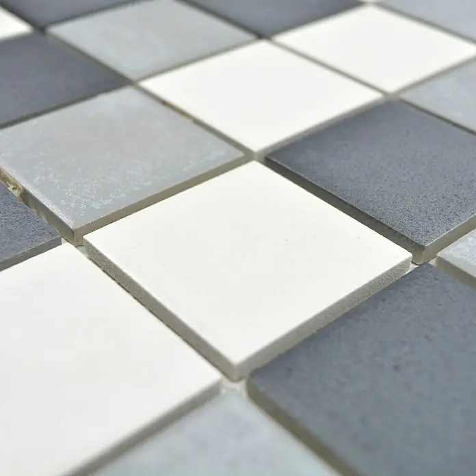 Mosaikfliese Quadrat Mix CD 216 - 30,6 x 30,6 cm, Grau/Schwarz, Matt - Nahaufnahme eines Mosaiks aus quadratischen Fliesen in Weiß-, Grau- und Anthrazittönen, ideal für Bad oder Küche.