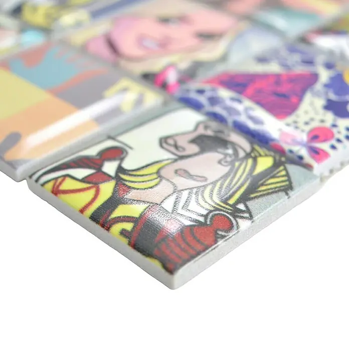 Mosaikfliese Quadrat Mix CG POP - 29,1 x 29,1 cm, Mehrfarbig, Glänzend - Nahaufnahme der auffälligen Pop-Art-Dekorfliese, ein einzigartiges Element für jeden Raum. Die Fliese zeigt eine Frau im Comicstil mit auffälligen Farben.