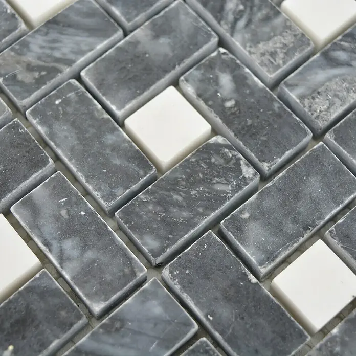 Mosaikfliese Mix XNM BS19 - 30,5 x 30,5 cm, Schwarz/Weiß, Glänzend - Nahaufnahme eines Mosaiks aus grauen und weißen Marmorfliesen, die in einem sich wiederholenden Muster angeordnet sind und eine elegante Textur erzeugen.