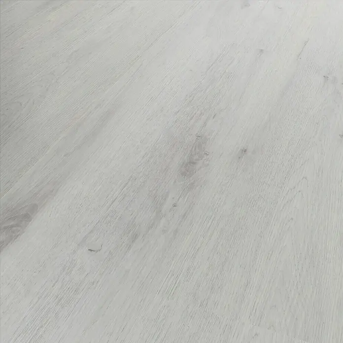 b!design Vinylboden Isocore Inside - Chamonix, Landhausdiele, 1.510 x 300 x 7 mm - Nahaufnahme von hellem Laminatboden mit Holzmaserung, ideal für moderne Innenräume und zeitgemäßes Design.