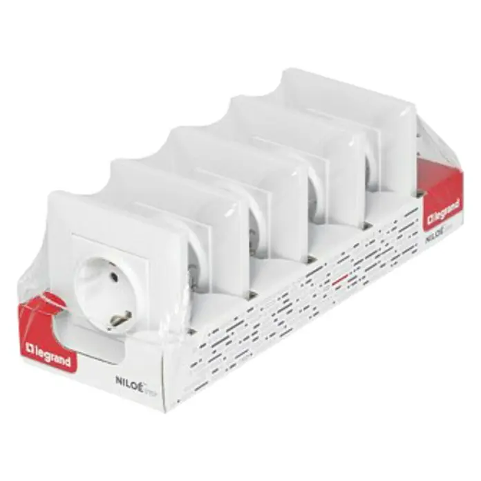 Legrand Niloé Step Enchufe pack 5 unidades - Blanco, Plástico, Montaje en la pared - Un paquete de seis tomas de corriente Legrand Niloe blancas, alojadas en un embalaje de plástico transparente.